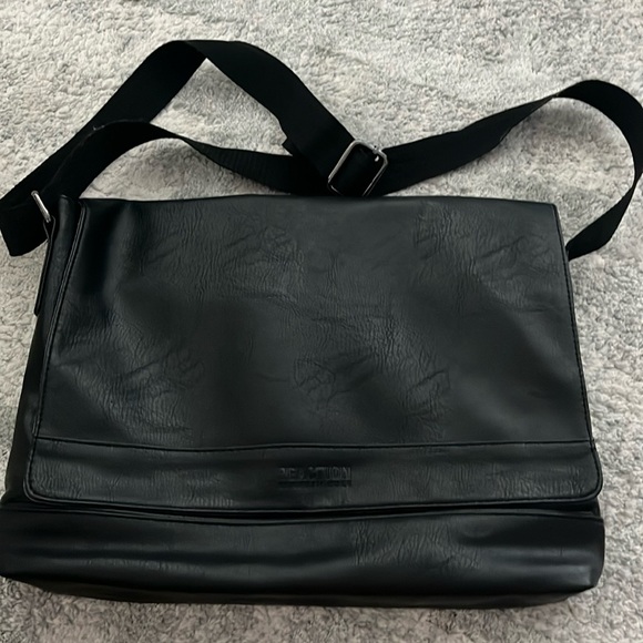 Kenneth Cole Computer/Tablet Bag - Picture 2 of 5